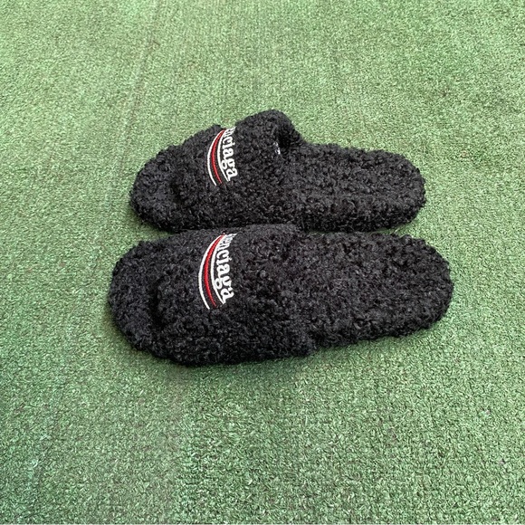 Black fuzzy Slippers main image 4